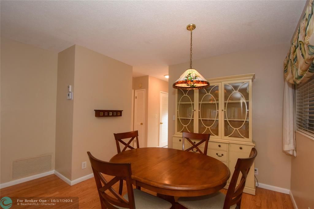 For Sale: $189,000 (2 beds, 2 baths, 900 Square Feet)