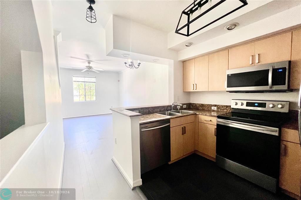 For Rent: $2,200 (1 beds, 1 baths, 859 Square Feet)