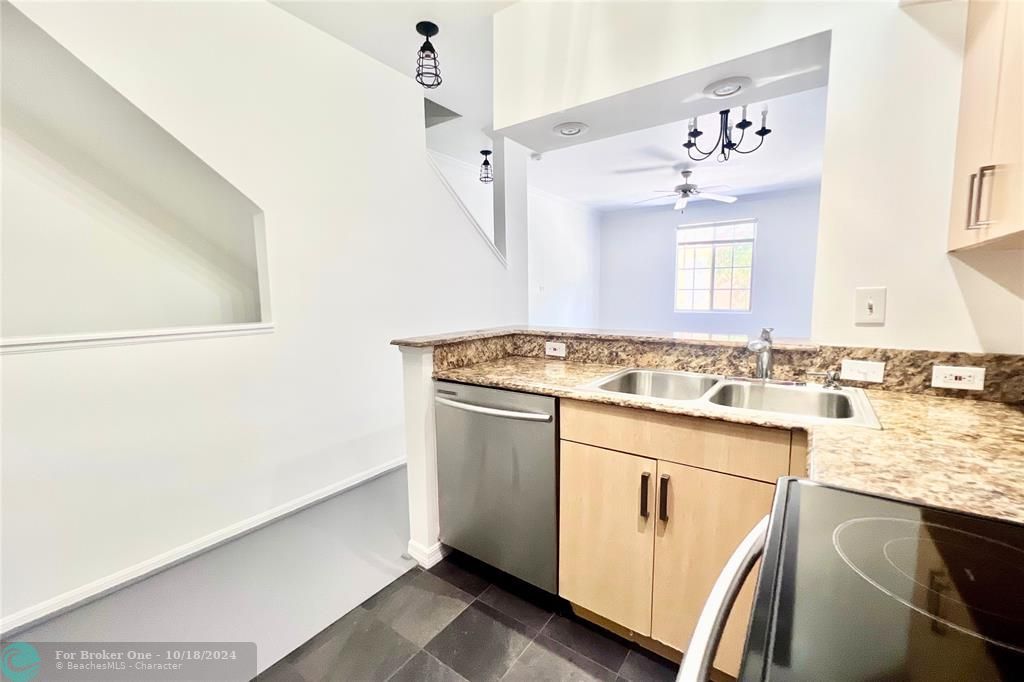 For Rent: $2,200 (1 beds, 1 baths, 859 Square Feet)