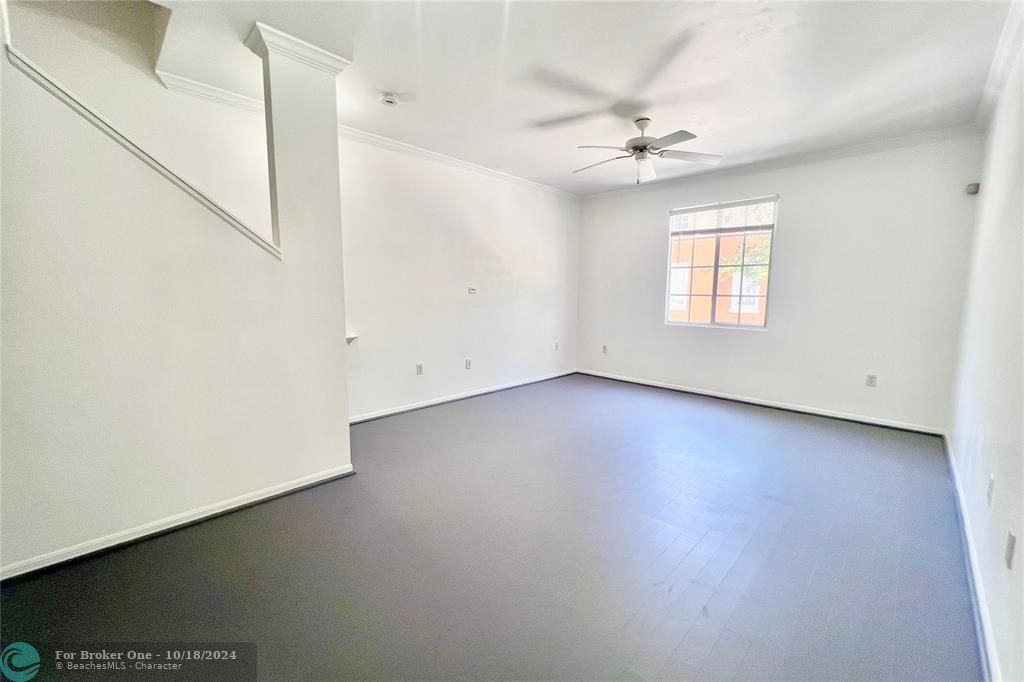 For Rent: $2,200 (1 beds, 1 baths, 859 Square Feet)