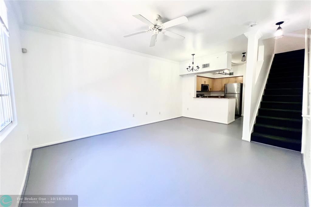 For Rent: $2,200 (1 beds, 1 baths, 859 Square Feet)