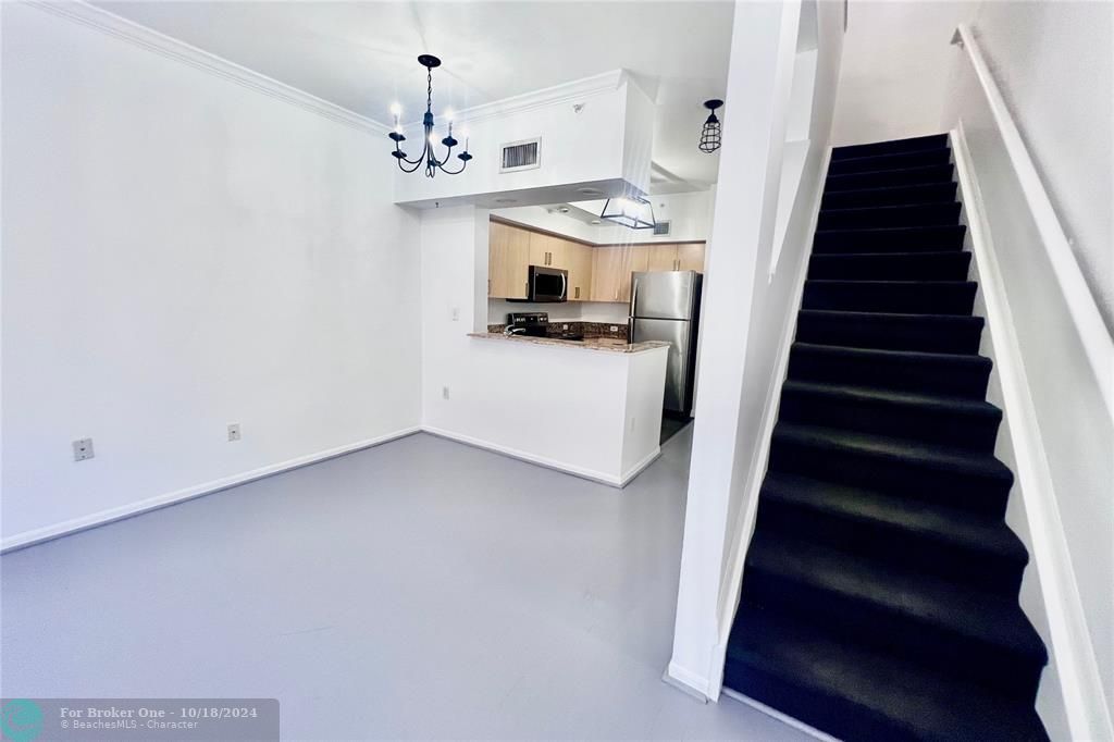 For Rent: $2,200 (1 beds, 1 baths, 859 Square Feet)