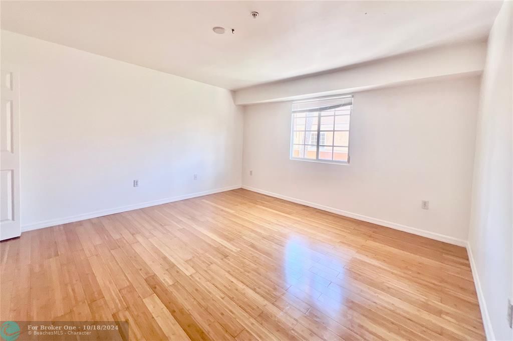 For Rent: $2,200 (1 beds, 1 baths, 859 Square Feet)