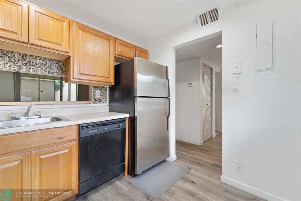 For Rent: $1,550 (1 beds, 1 baths, 721 Square Feet)