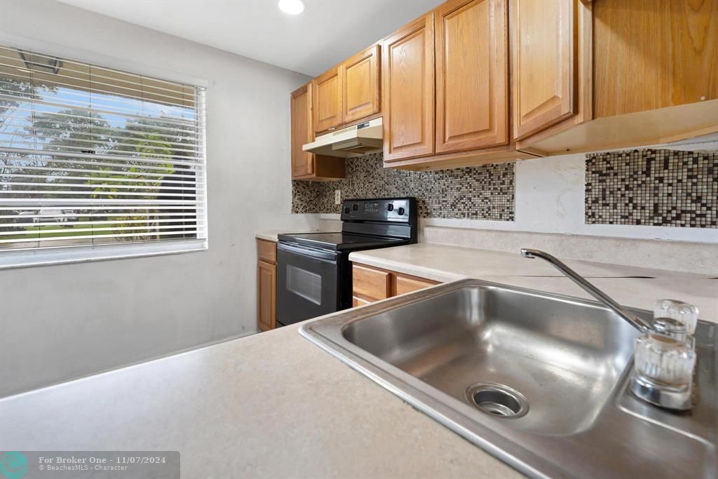 For Rent: $1,550 (1 beds, 1 baths, 721 Square Feet)