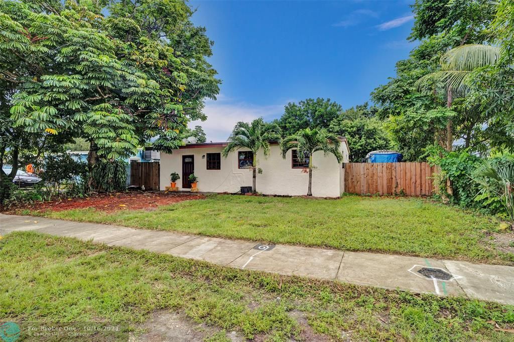 For Sale: $375,000 (2 beds, 1 baths, 822 Square Feet)