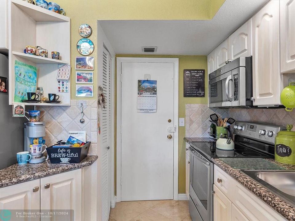 For Sale: $286,000 (1 beds, 1 baths, 850 Square Feet)