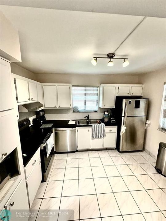 For Sale: $370,000 (2 beds, 2 baths, 1225 Square Feet)