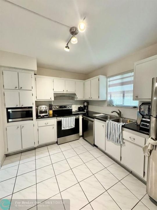 For Sale: $370,000 (2 beds, 2 baths, 1225 Square Feet)