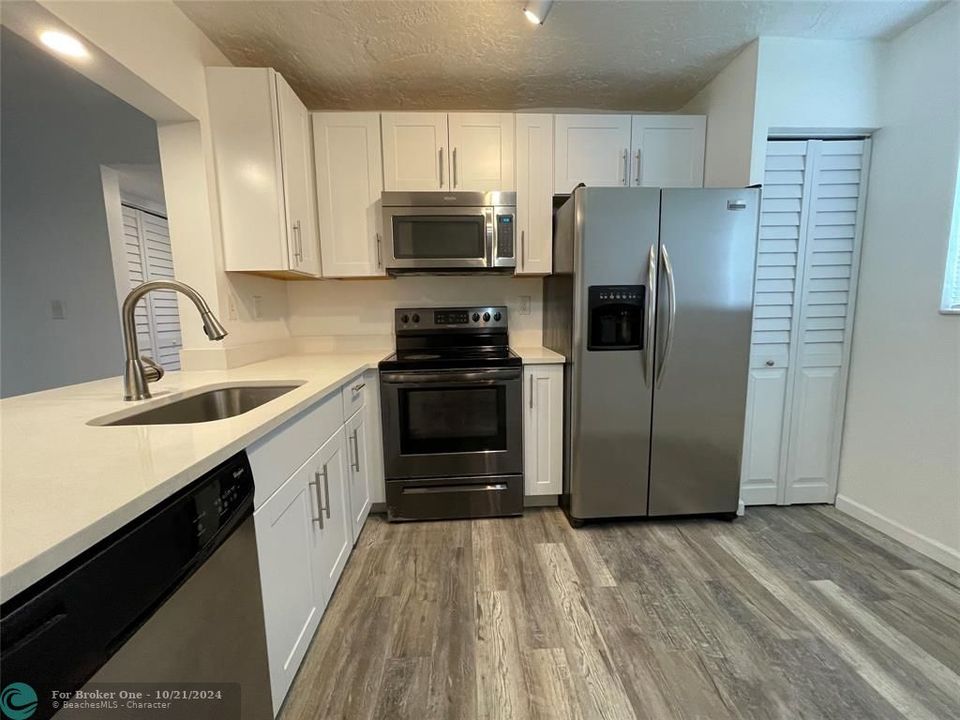 For Sale: $235,000 (2 beds, 2 baths, 825 Square Feet)