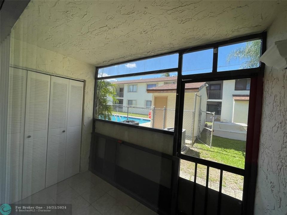 For Sale: $235,000 (2 beds, 2 baths, 825 Square Feet)