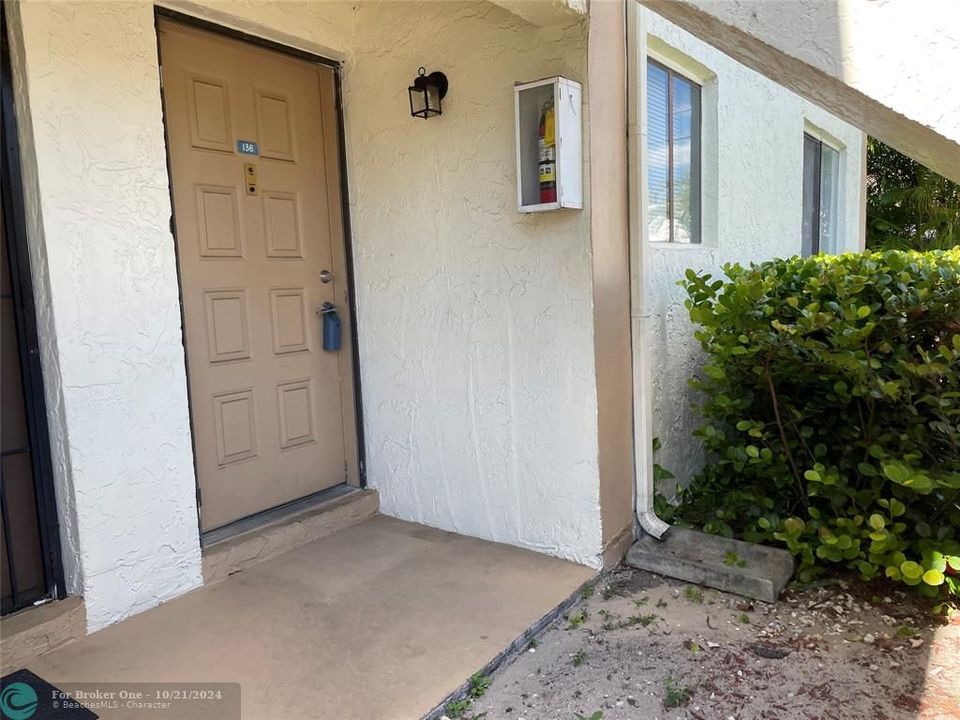 For Sale: $235,000 (2 beds, 2 baths, 825 Square Feet)