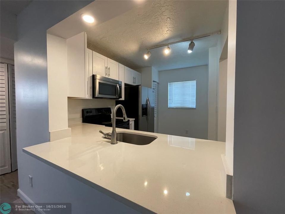 For Sale: $235,000 (2 beds, 2 baths, 825 Square Feet)