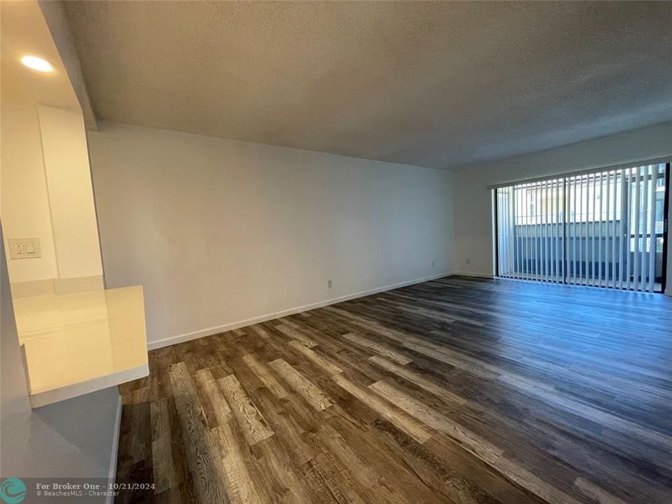 For Sale: $235,000 (2 beds, 2 baths, 825 Square Feet)