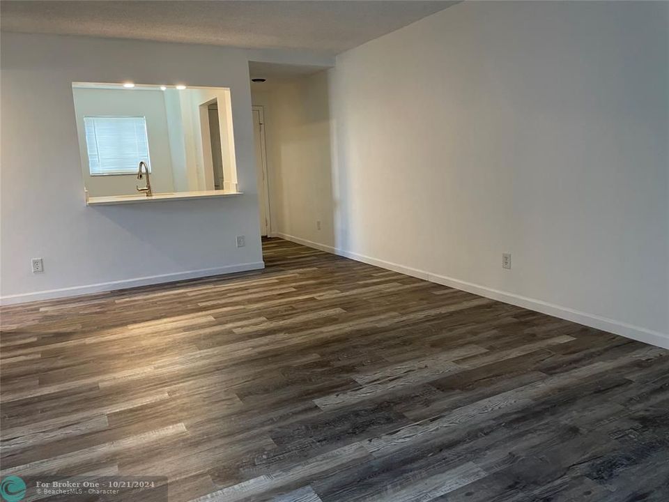 For Sale: $235,000 (2 beds, 2 baths, 825 Square Feet)