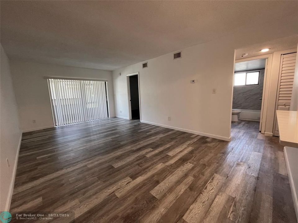 For Sale: $235,000 (2 beds, 2 baths, 825 Square Feet)