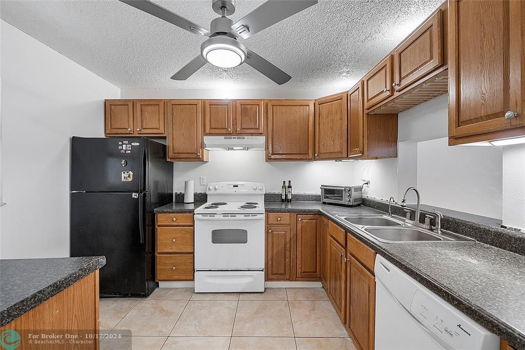 For Sale: $137,000 (2 beds, 1 baths, 835 Square Feet)