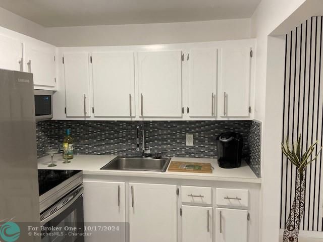 For Sale: $139,000 (1 beds, 1 baths, 719 Square Feet)