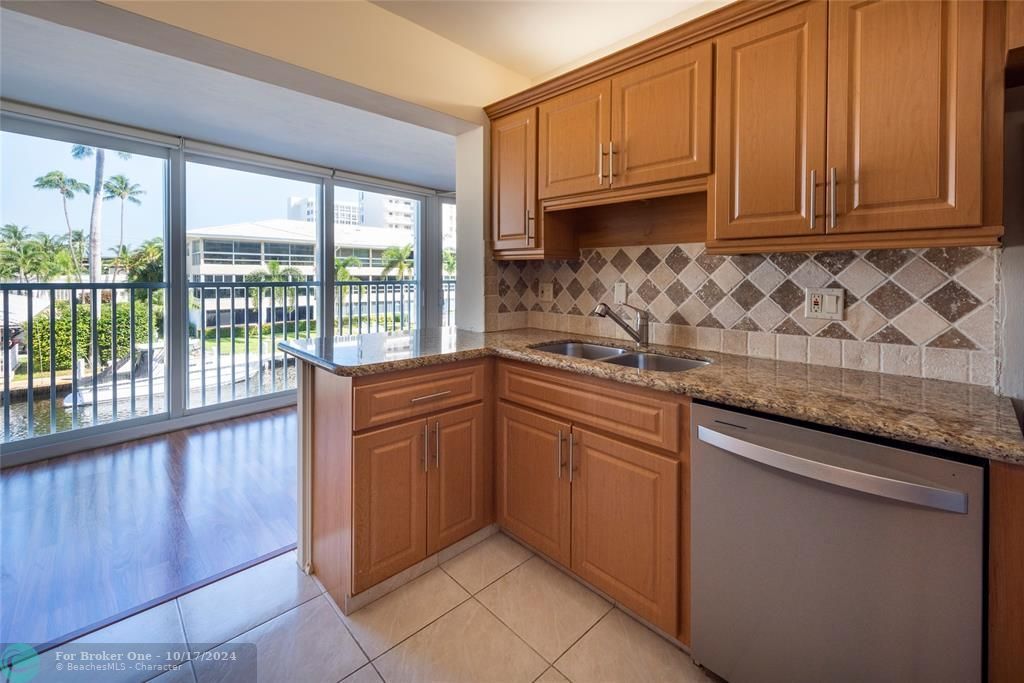 For Sale: $469,900 (2 beds, 2 baths, 1700 Square Feet)