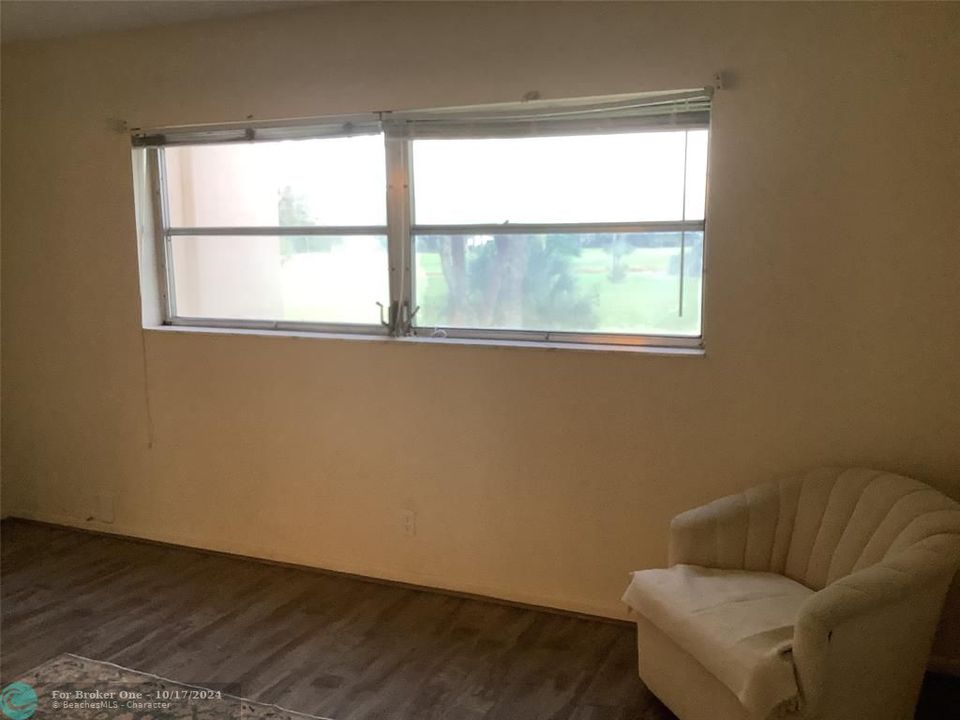 For Sale: $125,000 (2 beds, 2 baths, 930 Square Feet)