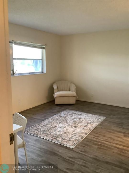 For Sale: $125,000 (2 beds, 2 baths, 930 Square Feet)