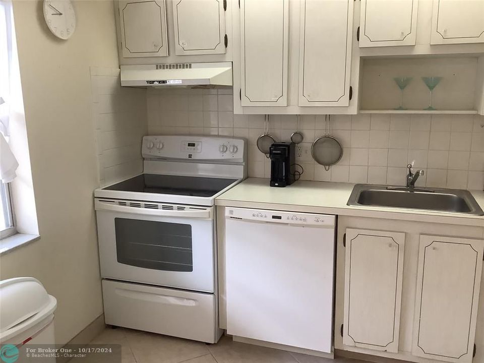 For Sale: $125,000 (2 beds, 2 baths, 930 Square Feet)