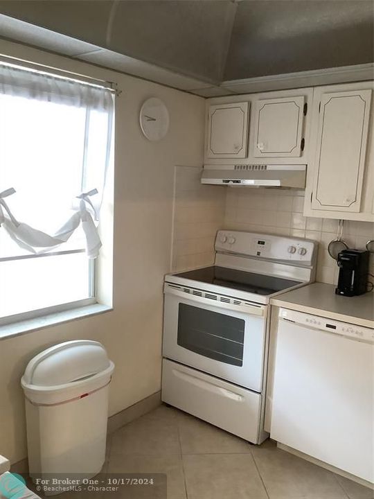 For Sale: $125,000 (2 beds, 2 baths, 930 Square Feet)