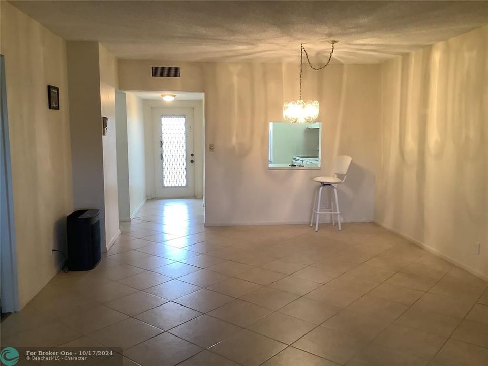 For Sale: $125,000 (2 beds, 2 baths, 930 Square Feet)