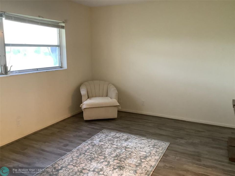 For Sale: $125,000 (2 beds, 2 baths, 930 Square Feet)