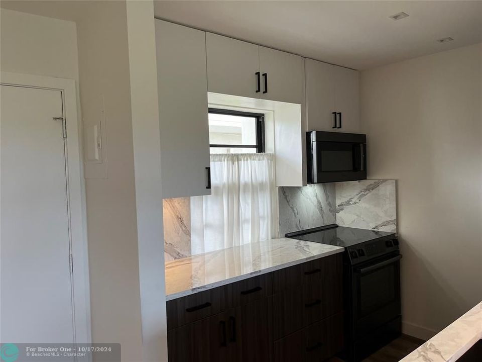 For Sale: $387,000 (2 beds, 2 baths, 950 Square Feet)