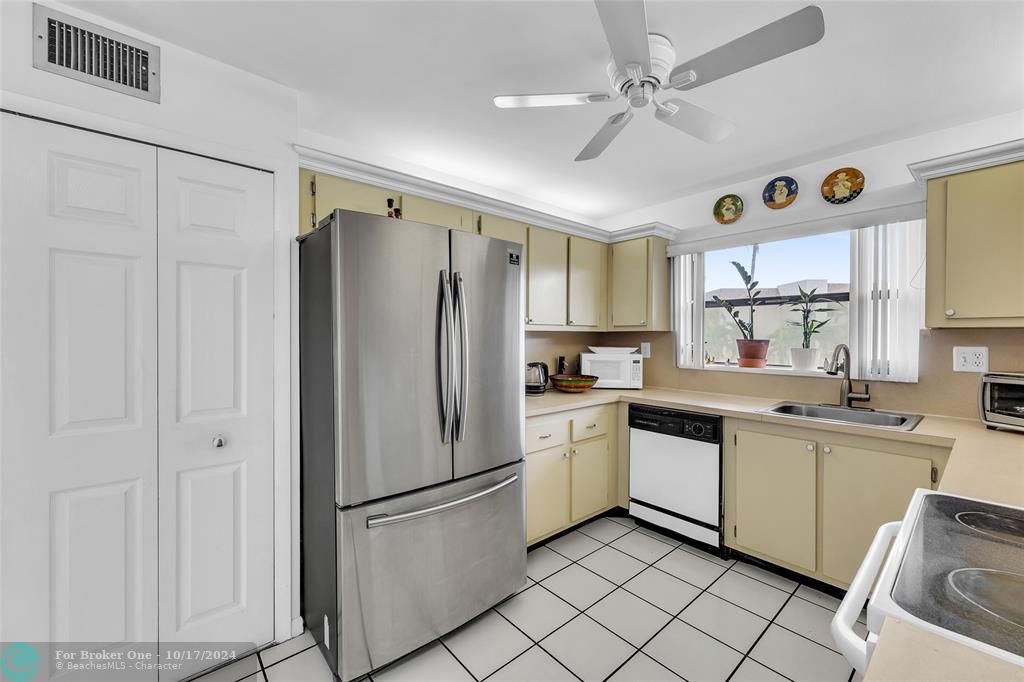 For Sale: $175,000 (2 beds, 2 baths, 1200 Square Feet)