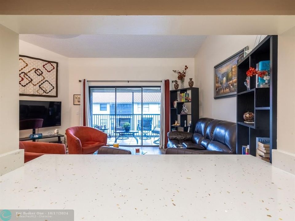 For Sale: $327,000 (2 beds, 2 baths, 1050 Square Feet)