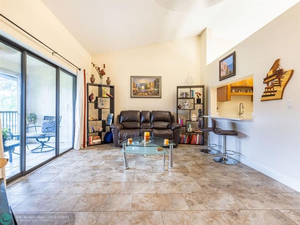 For Sale: $327,000 (2 beds, 2 baths, 1050 Square Feet)