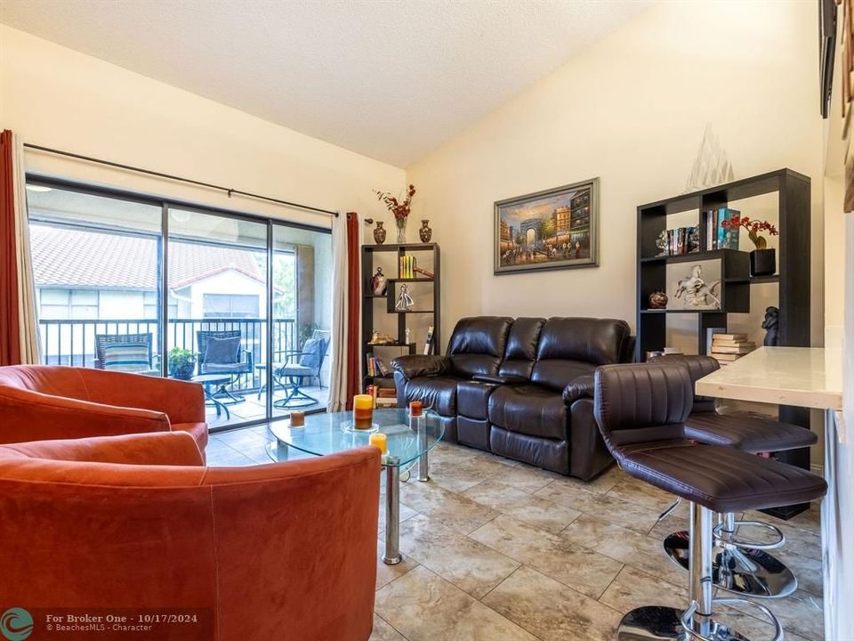 For Sale: $327,000 (2 beds, 2 baths, 1050 Square Feet)