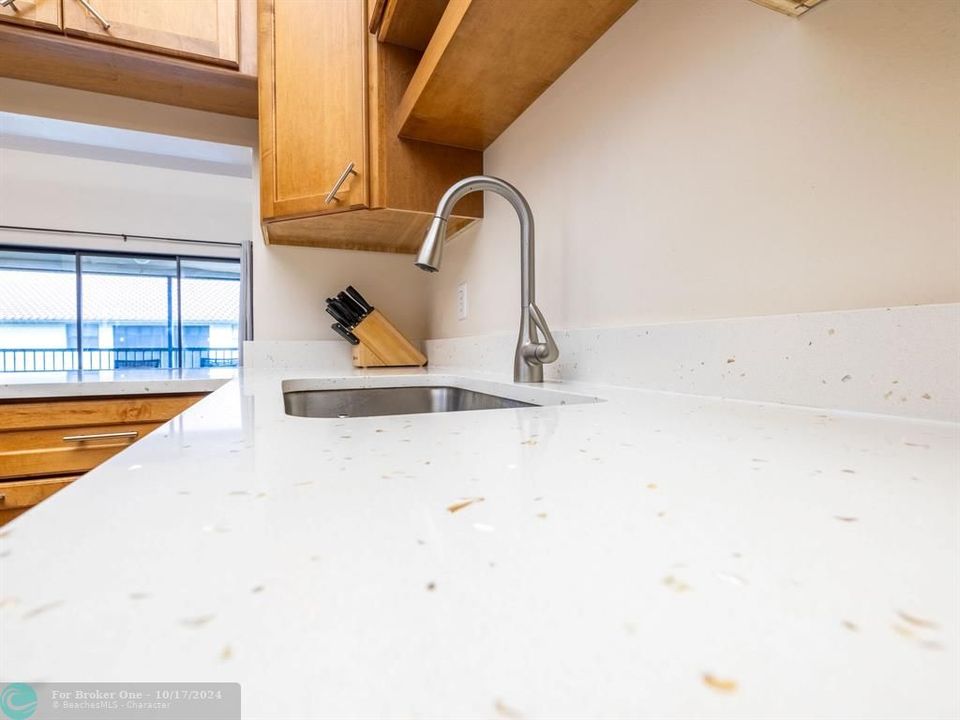 For Sale: $327,000 (2 beds, 2 baths, 1050 Square Feet)