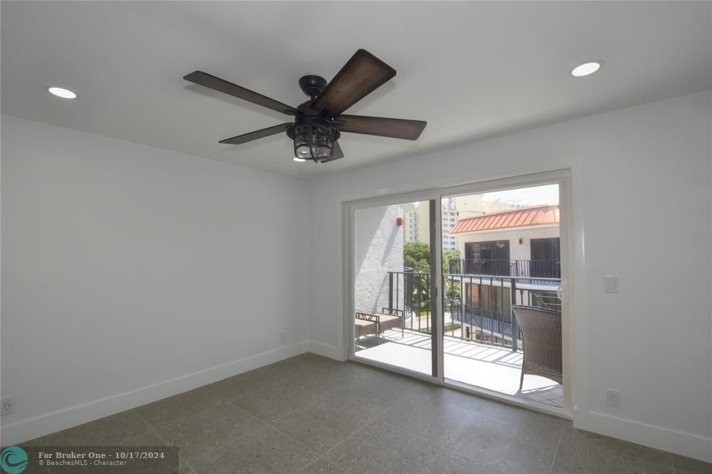 For Sale: $686,000 (2 beds, 2 baths, 1100 Square Feet)