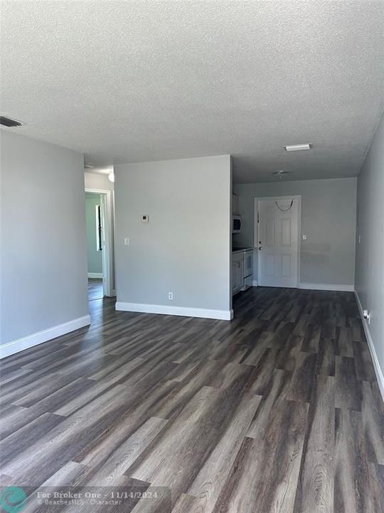 For Sale: $1,800 (2 beds, 1 baths, 2800 Square Feet)