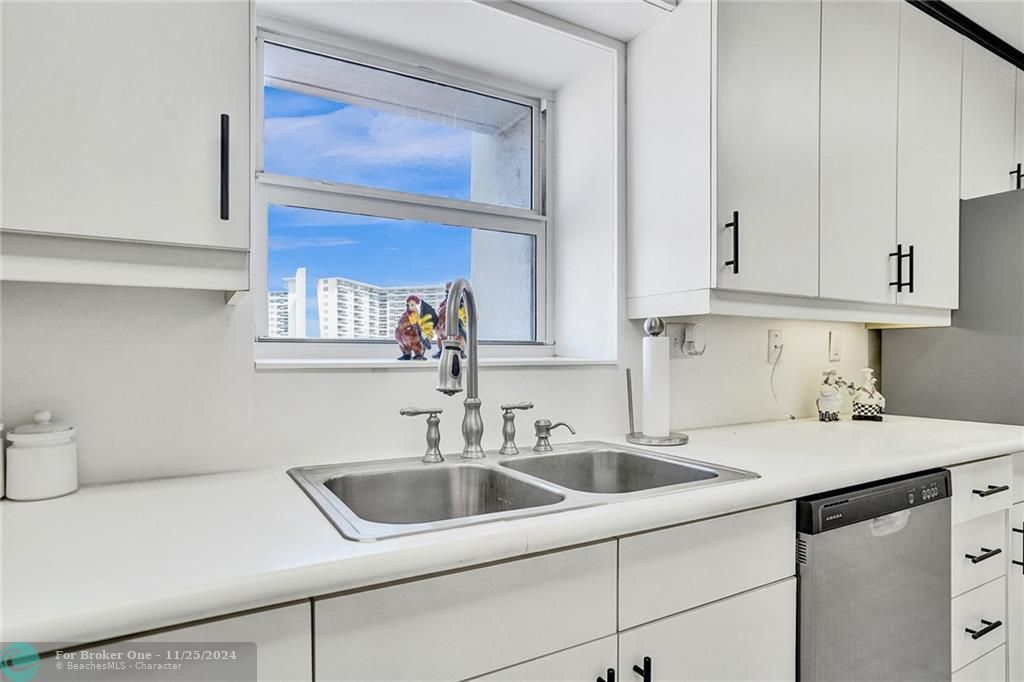 Active With Contract: $3,500 (2 beds, 2 baths, 1796 Square Feet)