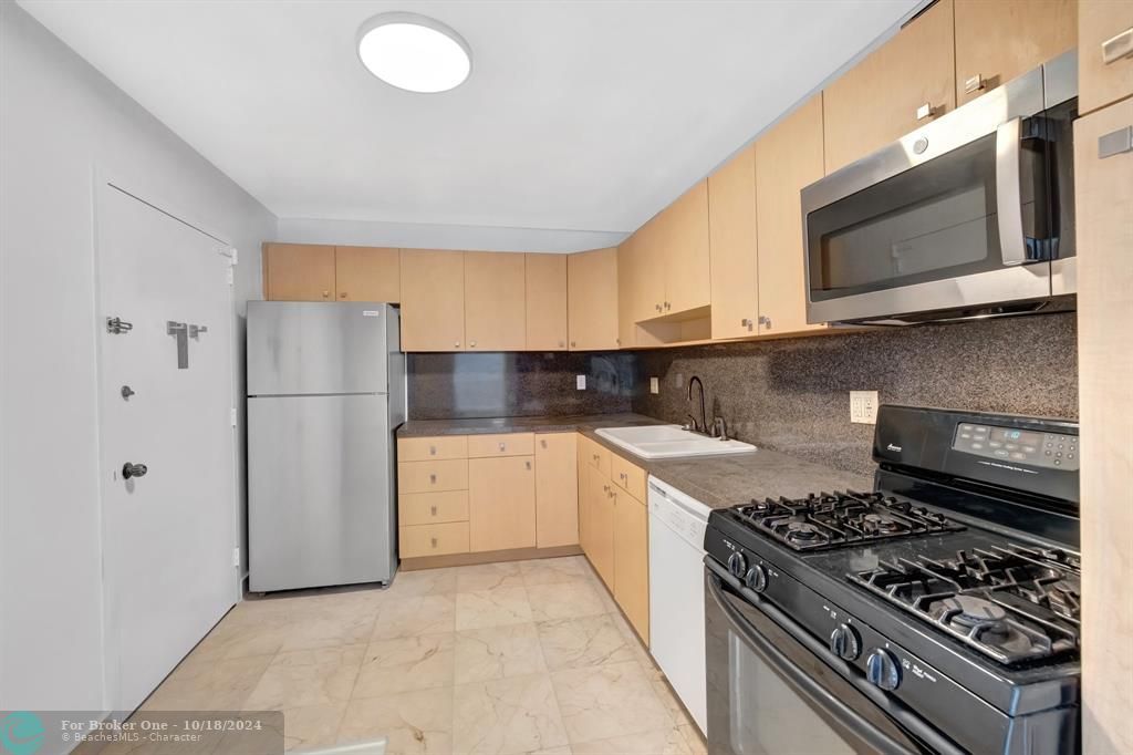 For Rent: $3,500 (2 beds, 2 baths, 1080 Square Feet)