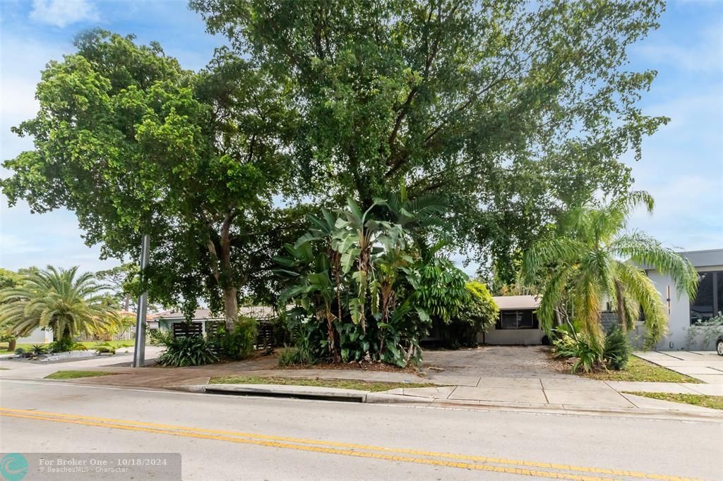 For Sale: $699,000 (3 beds, 2 baths, 1304 Square Feet)