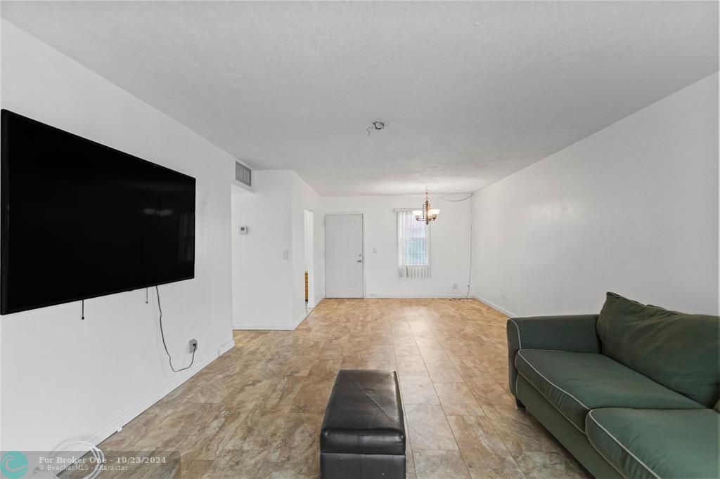 For Sale: $85,000 (1 beds, 1 baths, 748 Square Feet)