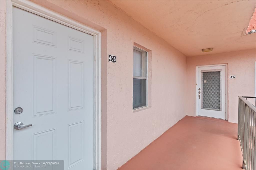 For Sale: $85,000 (1 beds, 1 baths, 748 Square Feet)