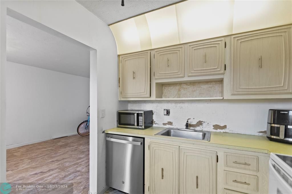 For Sale: $85,000 (1 beds, 1 baths, 748 Square Feet)