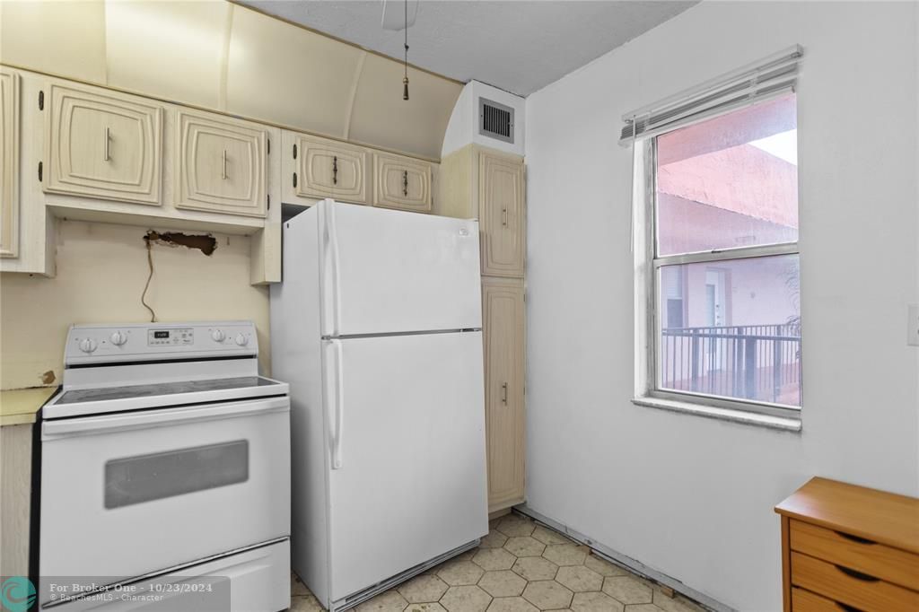 For Sale: $85,000 (1 beds, 1 baths, 748 Square Feet)