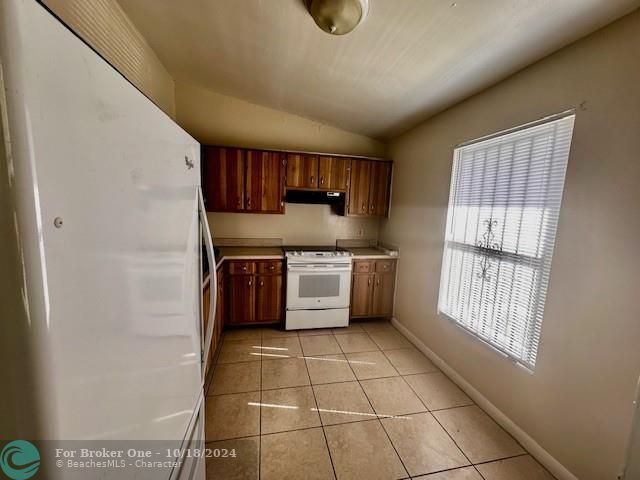 For Rent: $2,300 (2 beds, 1 baths, 927 Square Feet)