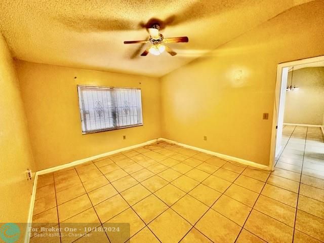 For Rent: $2,300 (2 beds, 1 baths, 927 Square Feet)