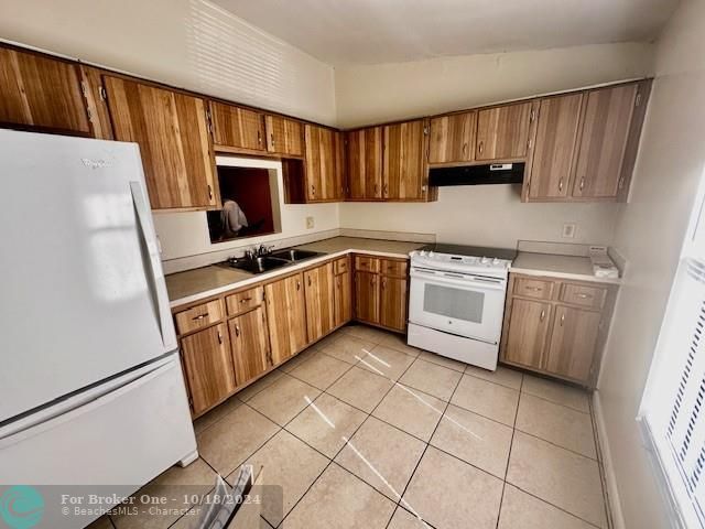 For Rent: $2,300 (2 beds, 1 baths, 927 Square Feet)