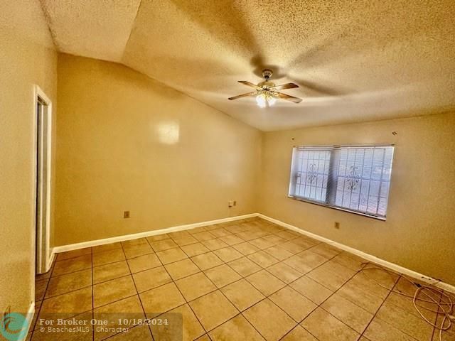 For Rent: $2,300 (2 beds, 1 baths, 927 Square Feet)