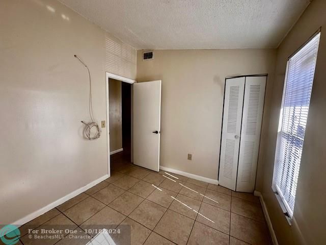 For Rent: $2,300 (2 beds, 1 baths, 927 Square Feet)