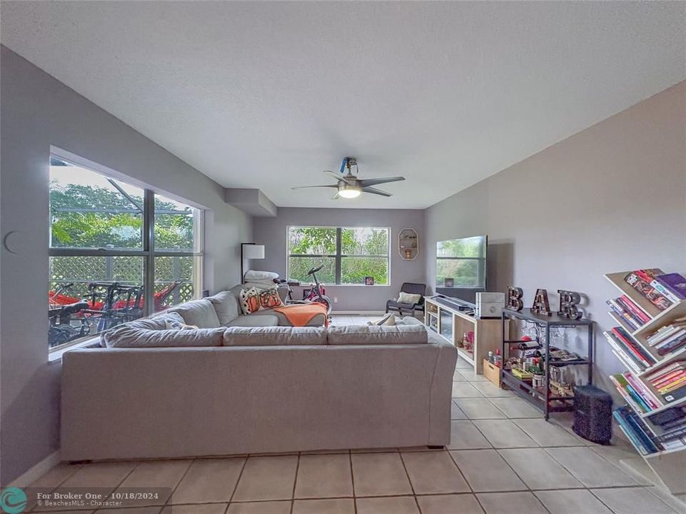 For Sale: $349,999 (2 beds, 2 baths, 1362 Square Feet)